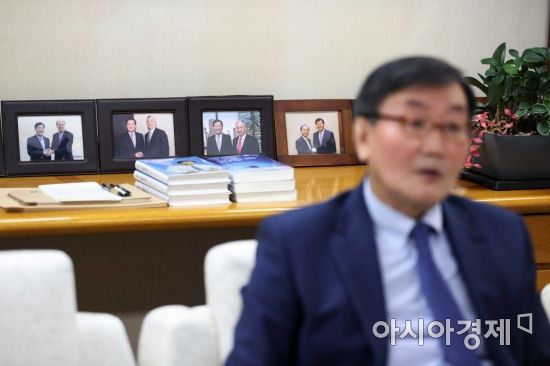 전광우 세계경제연구원 이사장이 아시아경제와 인터뷰하고 있다. 전 이사장의 집무실에는 래리 핑크 블랙록 회장, 제이미 다이먼 JP모건 회장, 벤 버냉키 전 미국 연방준비제도(Fed) 의장 등과 전 이사장이 함께 찍은 사진들이 놓여 있다.  /문호남 기자 munonam@