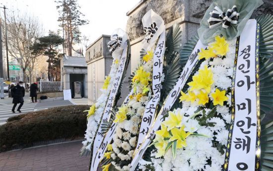 양부모의 학대로 숨진 정인 양을 애도하는 근조화환이 6일 오전 서울 양천구 서울남부지법 앞에 놓여 있다. / 사진=연합뉴스