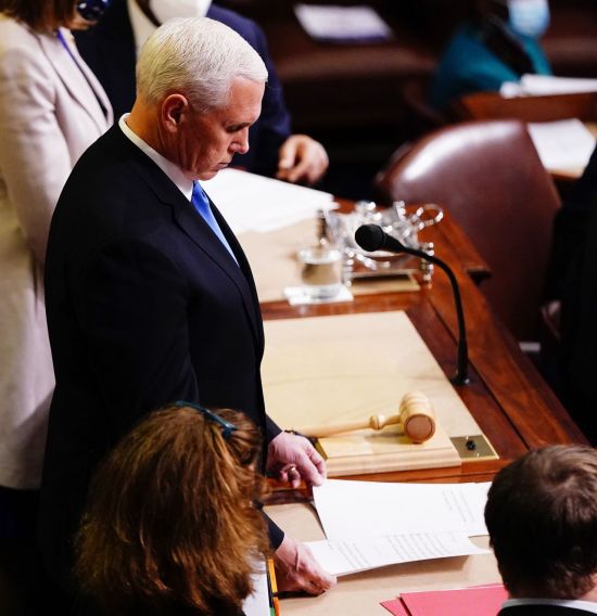 미국 연방 상원의장인 마이크 펜스 부통령이 7일(현지시간) 양원 합동회의에서 선거인단 투표의 최종 인증선언문을 읽어나가고 있다. [이미지출처=연합뉴스]