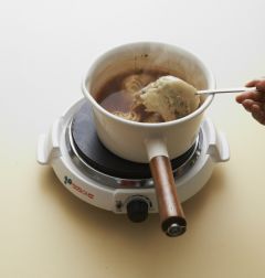 2. 냄비에 물 4컵, 고춧가루, 국간장을 넣고 끓여 끓으면 만두를 넣고 2개를 반으로 갈라 터트리고 5분 정도 더 끓인다. 
(Tip 만두를 한두 개 터트리면 그 맛으로 국물이 걸쭉해져요. 그러나 지저분한 것이 싫다면 터트리지 말고 그대로 끓이세요.)