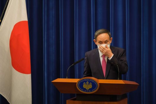 스가 요시히데 일본 총리가 지난해 12월 25일 도쿄 총리관저에서 신종 코로나바이러스 감염증(코로나19) 관련 기자회견을 마친 뒤 마스크를 착용하고 있다. 지난 9월 16일 취임한 스가 총리는 이날로 취임 100일째를 맞았다. [이미지출처=연합뉴스]