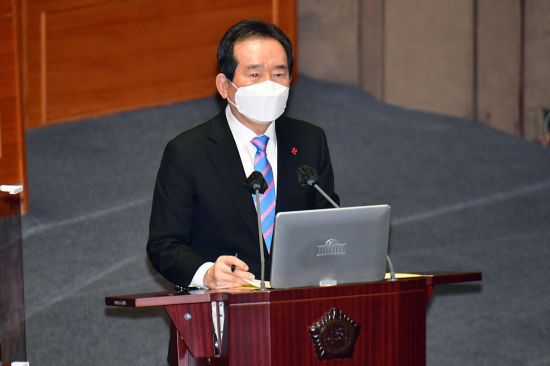 정세균 국무총리가 8일 서울 여의도 국회 본회의장에서 열린 코로나19로 인한 방역실태, 백신 수급 상황 및 접종 시기에 대한 긴급현안질문에서 의원 질의에 답변하고 있다. / 사진=연합뉴스