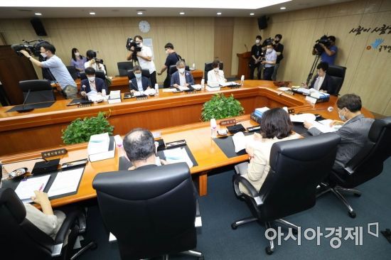 지난7월 30일 서울 중구 국가인권위원회에서 최영애 국가인권위원 주재로 제26차 상임위원회가 열리고 있다. 인권위는 고 박원순 전 서울시장의 성추행 의혹 등 피해자와 여성단체들이 요구한 안건들을 직권 조사할지 결정할 예정이다. /문호남 기자 munonam@