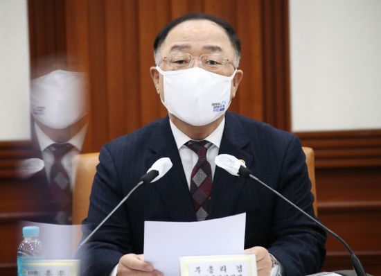 홍남기 경제부총리 겸 기재부 장관이 지난 8일 정부서울청사에서 열린 제2차 혁신성장 BIG3 추진회의를 주재하고 있다. [이미지출처=연합뉴스]