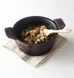 4. 분량의 양념장 재료를 섞어 잘게 썬 부추와 섞어 밥에 곁들인다.