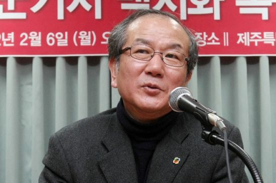 홍세화 전 진보신당 대표. 그는 최근 한 매체와 인터뷰에서 문재인 대통령을 비판한 바 있다. / 사진=연합뉴스