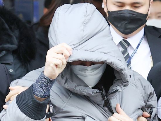 16개월 된 입양 딸 정인 양을 학대해 숨지게 한 혐의를 받는 양부모의 첫 재판이 열린 13일 서울남부지법에서 양부 안 모 씨가 재판을 마치고 나오고 있다. [이미지출처=연합뉴스]