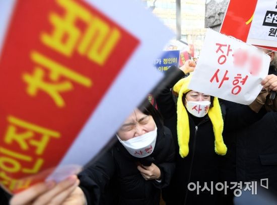 16개월 정인양을 지속적으로 학대해 사망에 이르게 한 혐의를 받는 양부모의 첫 재판이 열린 13일 서울 양천구 남부지방법원 정문에서 시민들이 양모 장모씨가 탄 것으로 추정되는 호송차량이 들어가자 격앙된 채 시위를 이어가고 있다. 이날 재판에서 검찰이 양모 장모씨 등에게 살인죄를 적용할지 주목된다. 서울남부지검 여성·아동범죄조사부(이정우 부장검사)는 지난해 12월 8일 양모 장씨를 아동학대치사죄 등 혐의로 구속 기소하고, 양부 안모씨를 아동학대 등 혐의로 불구속 기소했다./김현민 기자 kimhyun81@