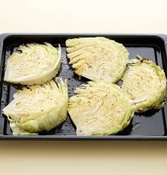 3. 팬에 버터를 넣고 다진 양파, 홀그레인 머스터드, 소금과 통후추를 약간씩 넣고 버터를 완전히 녹여 소스를 만든다.