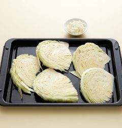 1. 양배추는 세로로 4~5등분하여 오븐팬에 얹는다. 양파는 다진다.