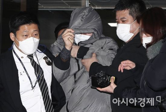 정인양을 입양한 후 수개월간 학대해 사망에 이르게 한 혐의를 받는 양부 안모씨가 13일 서울 양천구 서울남부지방법원에서 열린 아동복지법위반(아동유기·방임) 등 첫 공판을 마치고 법원 청사를 빠져나가고 있다./김현민 기자 kimhyun81@