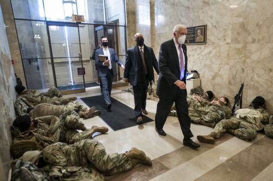 민주당 하원 원내대표인 스터니 호이어 의원이 의사당내에서 휴식중인 주 방위군들 사이를 지나 회의장으로 향하고 있다. [이미지출처=EPA연합뉴스]