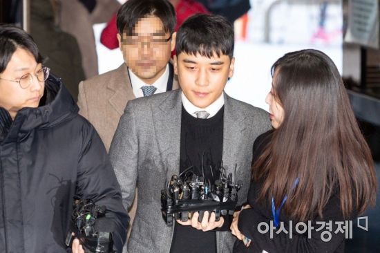 빅쟁 전 멤버 승리(본명 이승현)가 지난해 1월 서울 서초구 서울중앙지방법원에서 열린 영장실질심사에 출석하기 위해 법정으로 들어서고 있다./강진형 기자aymsdream@