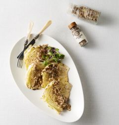 4. 한번 구운 양배추는 뒤집어서 5분 정도 더 익힌 다음 ③의 소스를 끼얹는다.