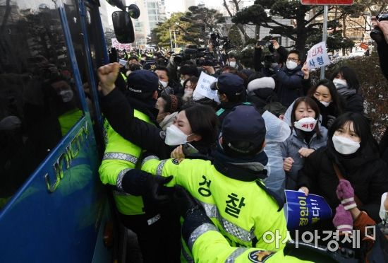 16개월 정인양을 지속적으로 학대해 사망에 이르게 한 혐의를 받는 양부모의 첫 재판이 종료된 13일 서울 양천구 남부지방법원에서 시민들이 양모 장모씨가 탄 호송 차량이 나오자 차량을 두들기고 눈을 던지며 분노하고 있다./김현민 기자 kimhyun81@