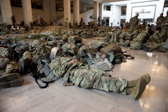 주 방위군들이 의사당 바닥에 누워 휴식을 취하고 있다. [이미지출처=EPA연합뉴스]