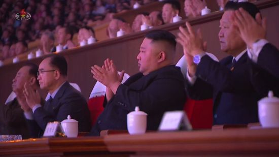 북한 조선중앙TV는 14일 김정은 국무위원장이 전날 평양체육관에서 열린 8차 당대회 기념 공연 '당을 노래하노라'를 관람했다고 보도했다. 북한은 5일부터 여드레에 걸쳐 당대회를 진행했고, 폐막 다음날 기념공연을 개최했다. <사진=조선중앙TV 화면 캡쳐>