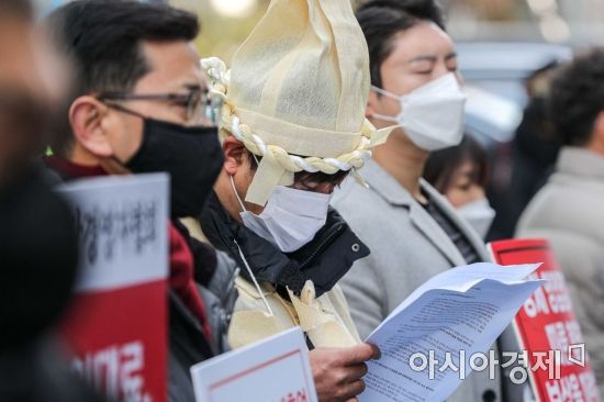 14일 서울 여의도 더불어민주당사 앞에서 헬스장필라테스, 스터디카페, 스크린골프, 코인노래방 등 관계자들이 오는 16일 발표 예정인 집합금지업종 조정 관련 자영업자 3대 공동요구사항을 발표하고 있다./강진형 기자aymsdream@