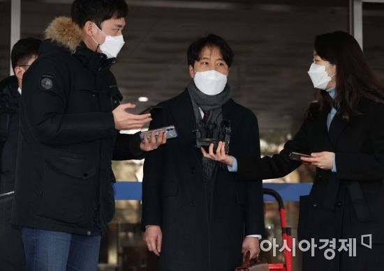 정인이 양부모에 대한 첫 재판이 열린 13일 서울 양천구 서울남부지방법원에서 첫 공판을 마친 양부모의 변호인이 취재진의 질문에 답하고 있다./김현민 기자 kimhyun81@