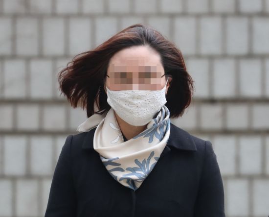 자녀 입시비리와 사모펀드 투자 의혹 등 혐의로 재판에 넘겨진 조국 전 법무부 장관의 부인 정경심 동양대 교수가 지난해 12월23일 오후 서울 서초구 서울중앙지법에서 열리는 1심 선고공판에 출석하고 있다. [이미지출처=연합뉴스]