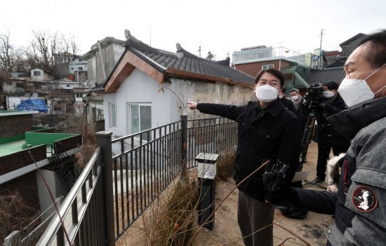 서울시장 보궐선거 출마를 선언한 안철수 국민의당 대표가 17일  도시 정비구역으로 지정된 서울 종로구 사직 2구역을 방문하고 있다. [이미지출처=연합뉴스]