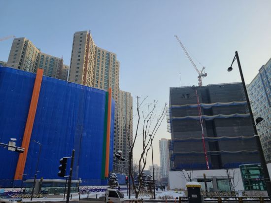 경기 하남시 미사역 인근에 아파트와 상가 건물이 지어지고 있다.