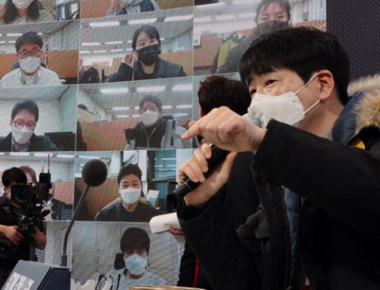 문재인 대통령 신년 기자회견을 하루 앞둔 지난 17일 청와대 춘추관 기자회견장에서 탁현민 의전비서관이 리허설을 진행하고 있다. [이미지출처=연합뉴스]