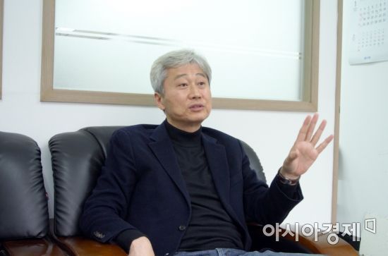 서울시장 선거에 출마한 국민의힘 서울 송파병 당협위원장 김근식 경남대 교수. 김 교수는 정치가 사회적 약자를 위해 제대로 작동할 때 우리 사회가 더 발전적으로 나아갈 수 있다고 강조했다. 사진=강주희 기자 kjh818@asiae.co.kr