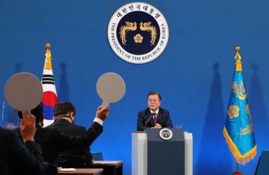 문재인 대통령이 18일 청와대 춘추관에서 열린 신년 기자회견에서 기자들의 질문을 받고 있다./사진=연합뉴스