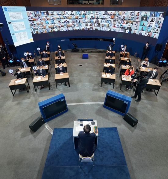 문재인 대통령이 18일 청와대 춘추관에서 열린 신년 기자회견에서 기자의 질문에 답하고 있다. [이미지출처=연합뉴스]