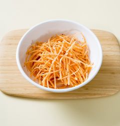 3. 콜라비의 숨이 약간 죽으면 고춧가루를 넣고 버무려 골고루 색을 낸다.