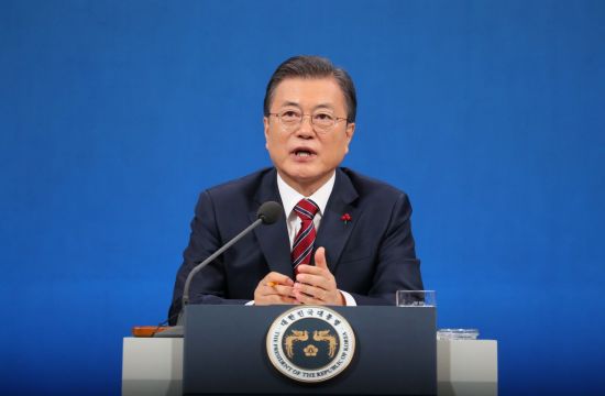 문재인 대통령이 지난 18일 청와대 춘추관에서 열린 신년 기자회견에서 기자의 질문에 답하고 있다. 사진=연합뉴스