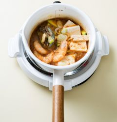 4. 국물이 끓으면 거품을 걷어내고 두부와 대파를 넣고 2분 정도 더 끓인다. 다진 마늘, 소금, 후춧가루를 넣어 간을 한다.