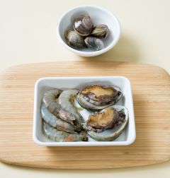 1. 전복은 물에 씻어 건지고 조개는 옅은 소금물에 10분 정도 담가 해감을 한다. 새우는 등 쪽의 내장을 뺀다.