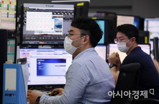 다음달 종료 예정된 공매도 한시 금지 조치를 두고 논란이 일고 있는 가운데 21일 서울의 한 금융기관 종사자가 업무를 보고 있다. 금융위는 공매도 금지가 끝나는 다음달 15일 전에 회의를 열어 연장 여부를 확정해 발표할 방침이다./김현민 기자 kimhyun81@