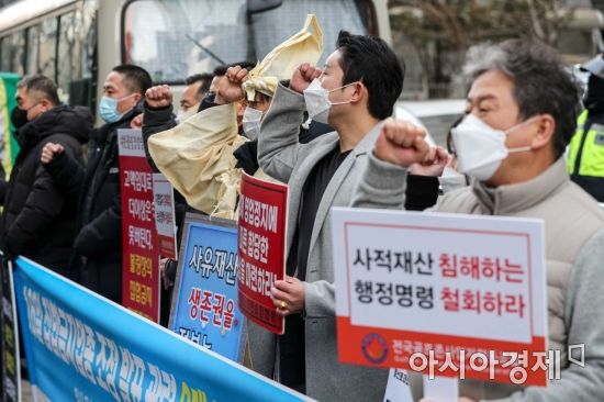 지난 14일 서울 여의도 더불어민주당사 앞에서 헬스장필라테스, 스터디카페, 스크린골프, 코인노래방 등 관계자들이 오는 16일 발표 예정인 집합금지업종 조정 관련 자영업자 3대 공동요구사항을 발표하고 있다./강진형 기자aymsdream@