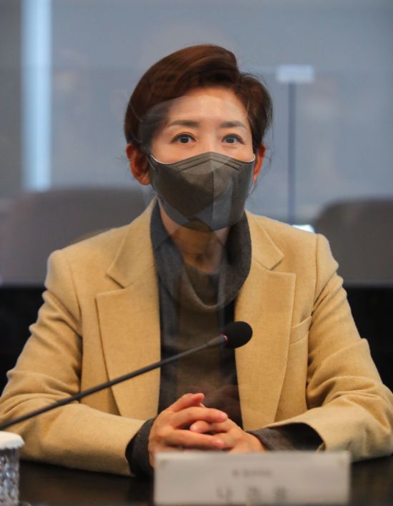 서울시장 보궐선거 출마 선언을 한 국민의힘 나경원 전 의원이 25일 오전 코로나19 백신 개발 및 위탁생산 현장인 경기도 성남시 SK바이오사이언스 판교본사 연구소에서 관계자와 대화하고 있다. 2021.1.25 [국회사진기자단] [이미지출처=연합뉴스]