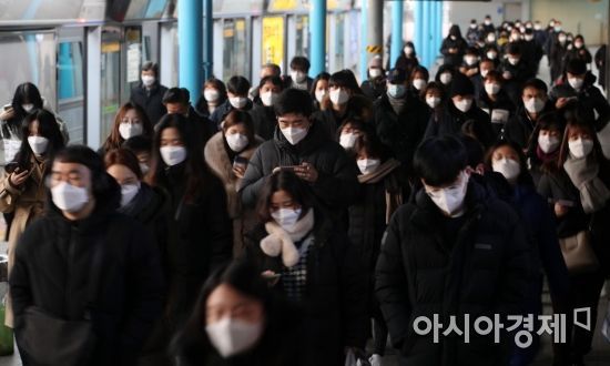 서울 구로구 신도림역에서 출근길 시민들이 마스크를 착용한 채 발걸음을 재촉하고 있다./김현민 기자 kimhyun81@