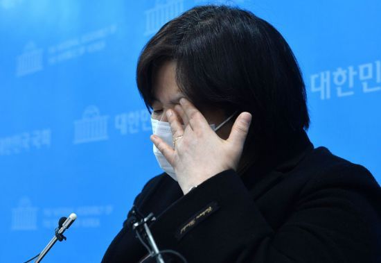 정의당 젠더인권본부장인 배복주 부대표가 25일 오전 서울 여의도 국회 소통관에서 김종철 당대표의 장혜영 의원 성추행 사건 관련 대표단 회의 결정 사항을 발표하던 중 눈물을 닦고 있다. / 사진=연합뉴스
