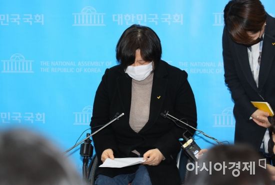 배복주 정의당 부대표와 정호진 수석대변인이 25일 국회 소통관에서 김종철 대표의 성추행으로 인한 사퇴에 대해 설명하며 사과하고 있다./윤동주 기자 doso7@