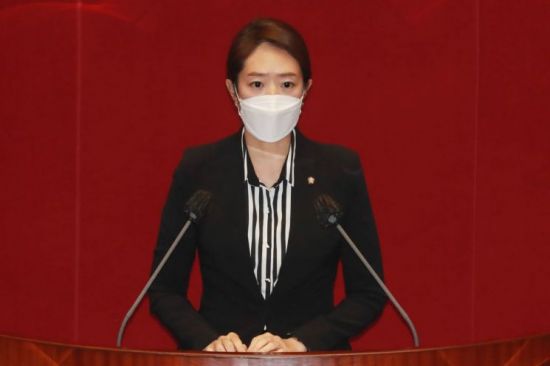 고민정 더불어민주당 의원이 지난달 1일 국회 본회의에서 법률안 제안 설명을 하고 있다. 사진=연합뉴스