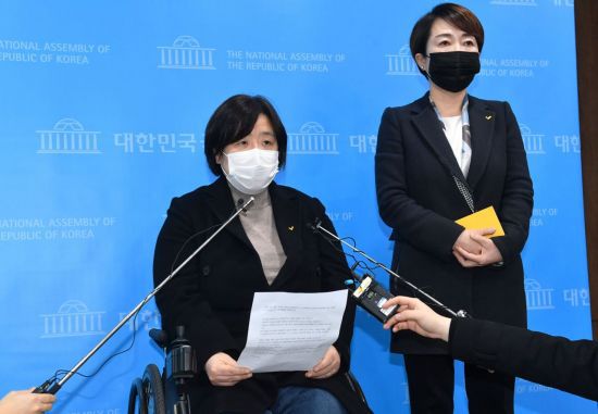 정의당 젠더인권본부장인 배복주 부대표(왼쪽)와 정호진 대변인이 25일 오전 서울 여의도 국회 소통관에서 김종철 당대표 성추행 사건 관련 대표단 회의 결정 사항을 발표하고 있다. [이미지출처=연합뉴스]