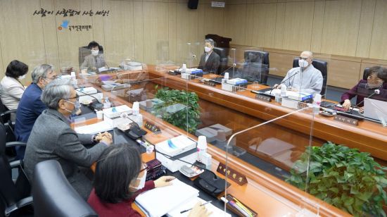 최영애 국가인권위원장과 상임위원들이 25일 서울 중구 국가인권위원회에서 열린 전원위원회를 진행하고 있다. [이미지출처=연합뉴스]