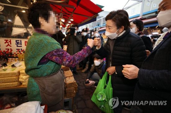 서울시장 보궐선거 출마를 선언한 국민의힘 나경원 전 의원이 23일 오후 서울 영등포구 대림중앙시장을 방문해 상인들과 인사하고 있다. [이미지출처=연합뉴스]