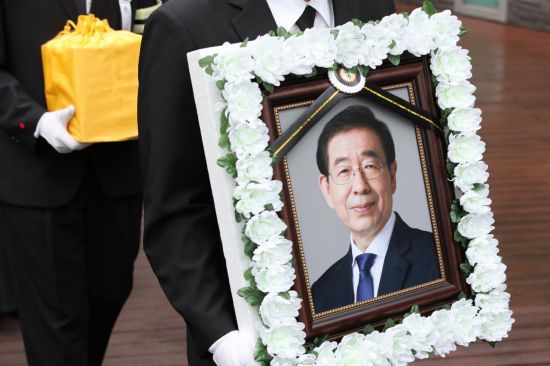 고(故) 박원순 서울시장의 영정과 유골함이 지난해 7월13일 오후 서울 서초구 서울추모공원에서 화장을 마친 뒤 박 시장의 고향인 경남 창녕으로 이동하기 위해 운구차로 향하고 있다. / 사진=연합뉴스