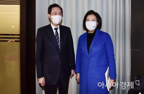 4.7 재보궐 서울시장 선거에 출마하는 우상호 더불어민주당 의원과 박영선 전 중소벤처기업부 장관이 26일 서울 여의도 글래드호텔에서 열린 '경기도 기본주택 토론회'에 참석, 대화를 나누고 있다./윤동주 기자 doso7@