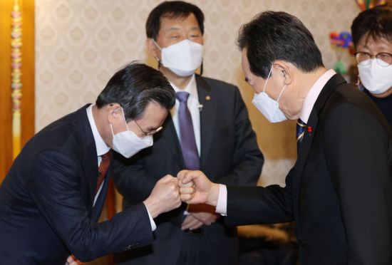 정세균 국무총리가 28일 서울 삼청동 총리공관에서 '코로나19 영업 손실보상, 제도화 방안'이라는 주제로 열린 제34차 목요대화에서 김용범 기획재정부 1차관과 인사하고 있다. 2021.1.28 [이미지출처=연합뉴스]