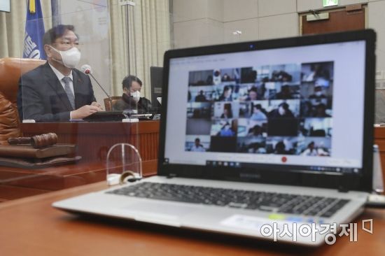 김태년 더불어민주당 원내대표가 27일 국회에서 열린 화상 정책의원총회에 참석, 모두발언을 하고 있다./윤동주 기자 doso7@