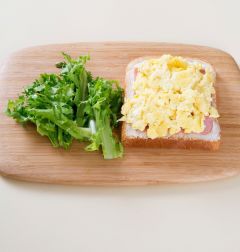 4. 식빵에 치즈, 슬라이스 햄, 스크램블 에그, 치커리를 얹고 식빵을 덮어 먹기 좋은 크기로 자른다.