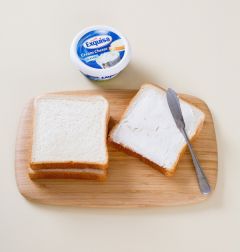 1. 식빵 한 쪽에 크림치즈를 골고루 펴 바른다.
